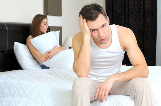 um homem está chateado com corrimento patológico quando excitado