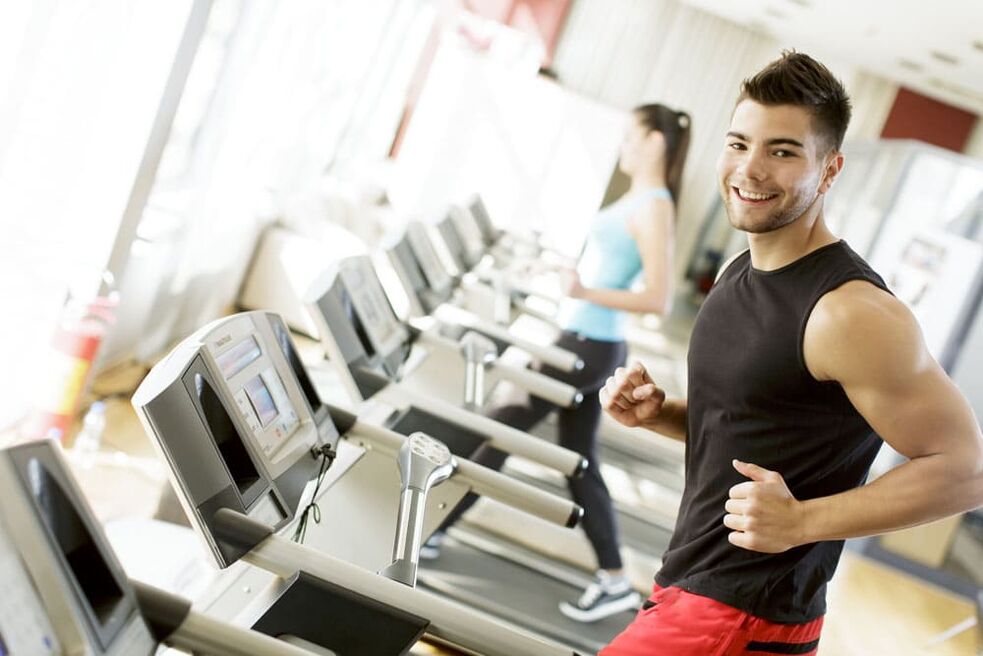 Os exercícios cardiovasculares ajudarão o homem a acelerar a circulação sanguínea